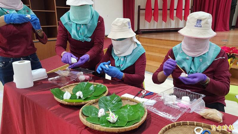 南寮蒙面女郎，示範傳統雞母狗製作。（記者劉禹慶攝）