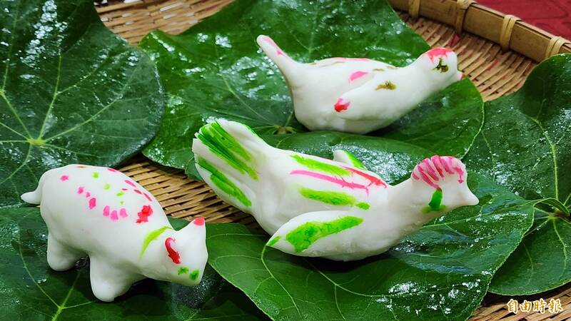 南寮蒙面女郎，示範傳統雞母狗製作。（記者劉禹慶攝）