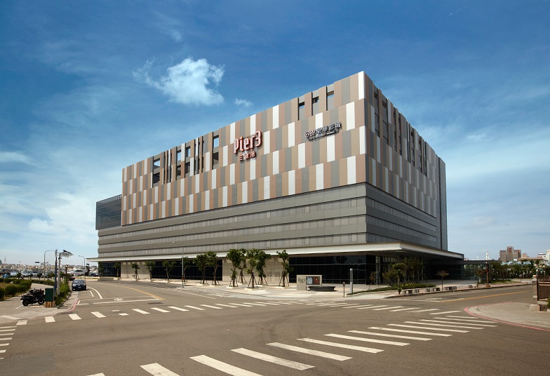 ▲ 澎坊免稅商店的 Pier3 三號港將於 4 月 2 日起至 6 月 30 日，與國際精品 COACH 合作 咖啡車，讓遊客能和 COACH 咖啡車拍美照，還吃得到極具澎湖風味的夏日甜點。（澎坊免稅