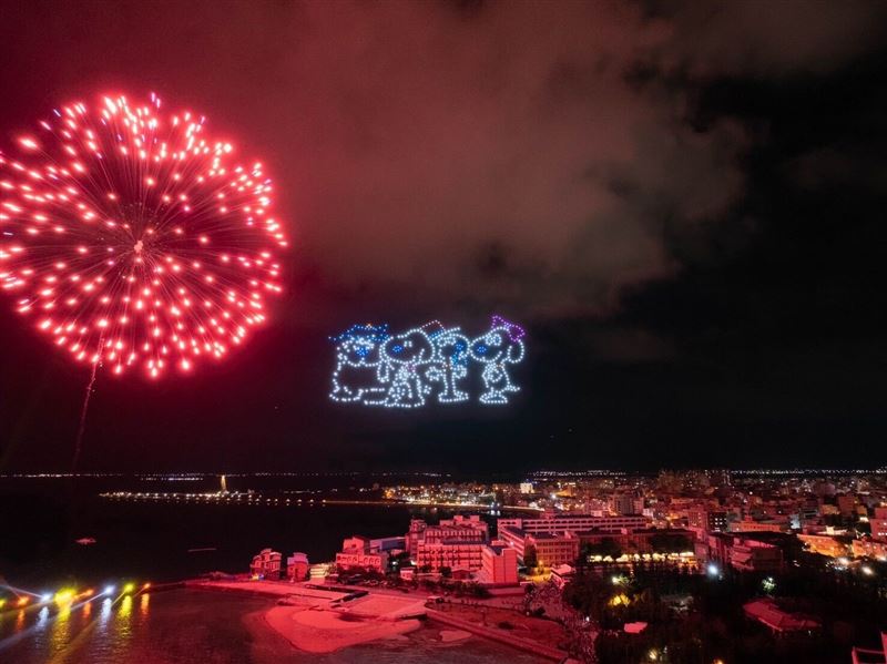 「2025澎湖國際海上花火節」昨日晚間於觀音亭園區熱力續航，全新的SNOOPY無人機圖形正式亮相。（澎湖縣政府提供）