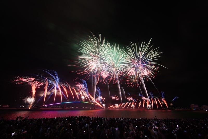 為便利民眾觀賞煙火，特別安排免費接駁車服務，於花火施放日當晚7時至10時提供往返接駁，歡迎民眾多加利用。（澎湖縣政府提供）
