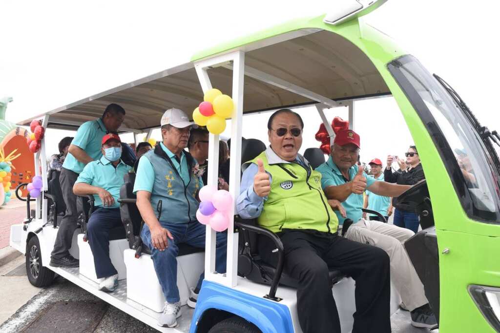 澎湖縣長陳光復搭乘接駁車。（澎湖縣政府提供）