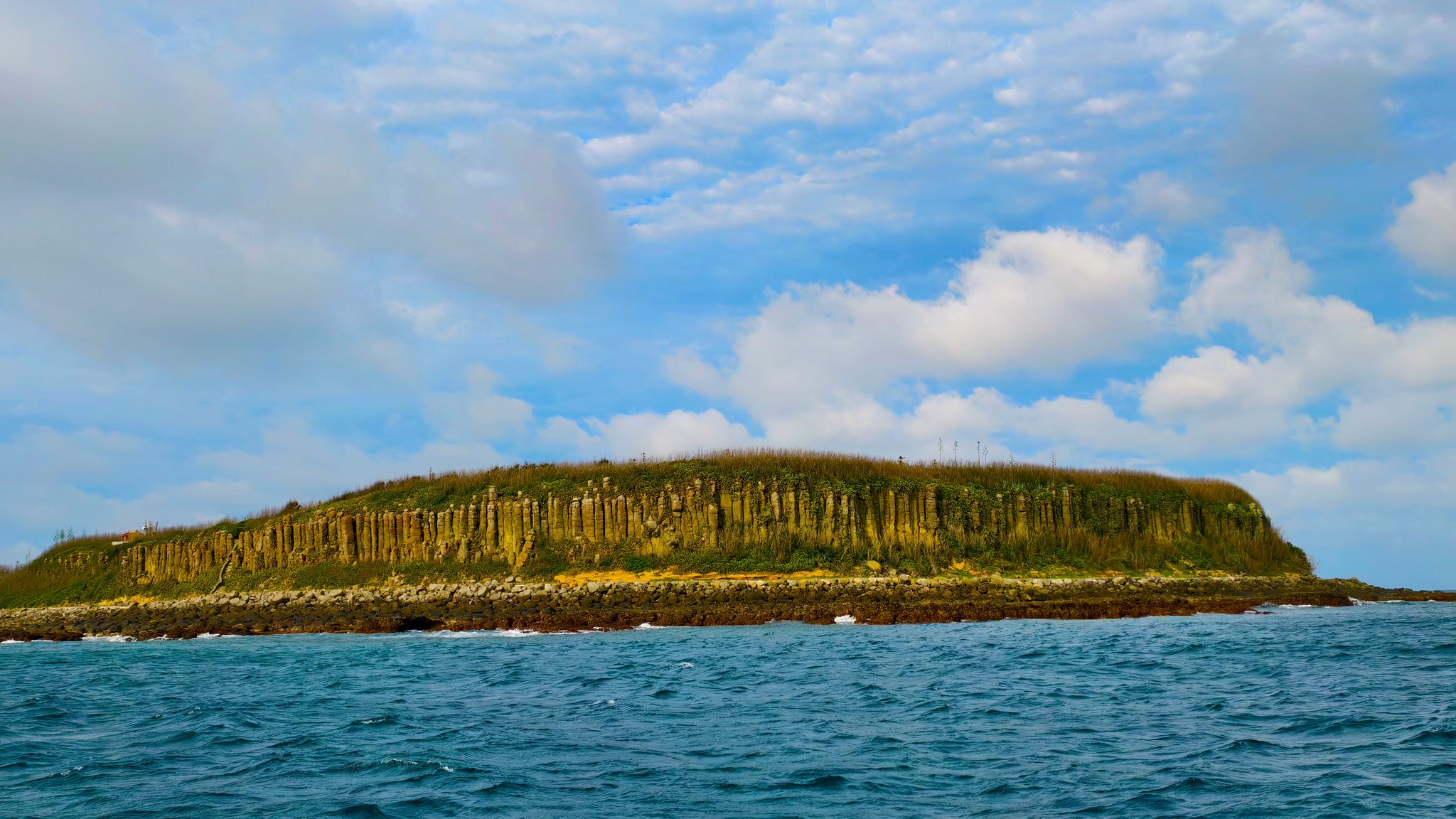 桶盤嶼是澎湖群島的一個島嶼，玄武岩石柱為澎湖縣桶盤嶼離島中矽質石柱群 最為壯觀，石柱崖頂長年風化侵蝕，逐漸形成緩和滑順的圓型，被譬為澎湖黃石國家公園。(記者黃富貴攝)