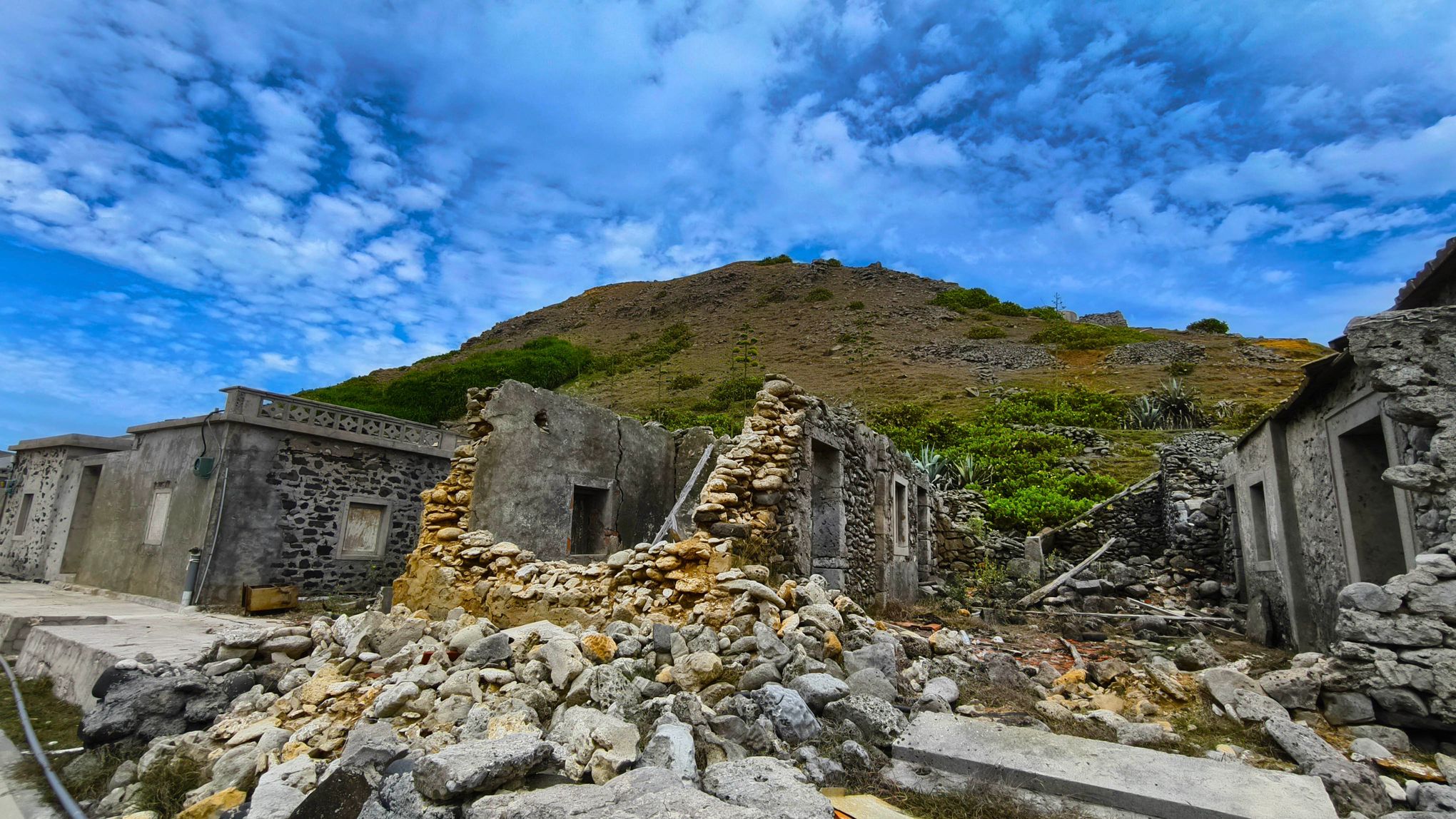 澎湖群島上的許多房子還是用咕咾石建構而成，如今年代久遠看上去別有一番風味。(記者黃富貴攝)