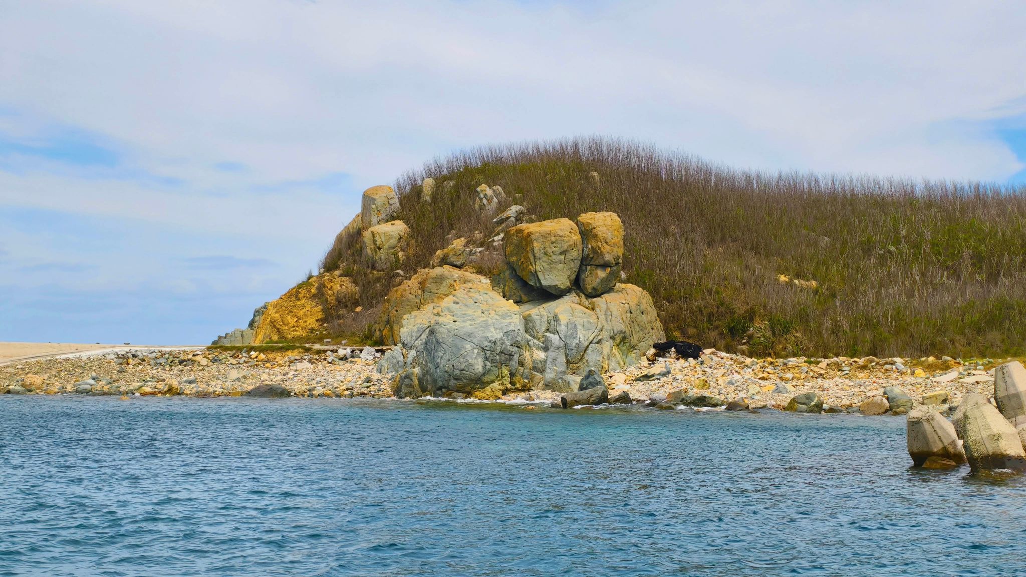 花嶼島入港處，很明顯就能看到夫妻岩石迎賓。(記者黃富貴攝)
