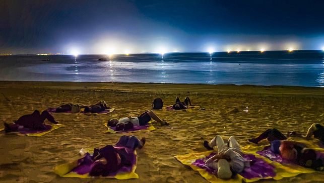 吉貝島上無光害，成為觀星的絕佳地點，遊客躺臥沙灘仰望璀璨星空，感受寧靜與浪漫。(記者黃富貴攝)