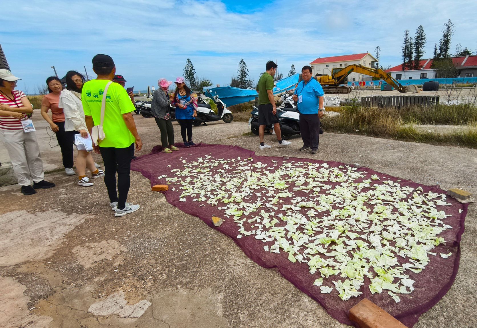 吉貝嶼特色農事DIY體驗遊客自已製作澎湖傳統美食高麗菜酸美味百分。(記者黃富貴攝)