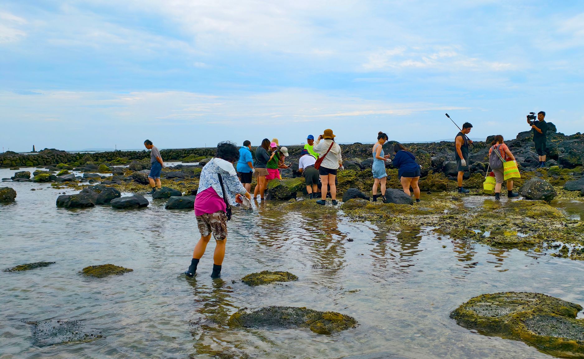 登上吉貝嶼來趟巡滬活動，探索潮間帶自然豐富的生態。(記者黃富貴攝)