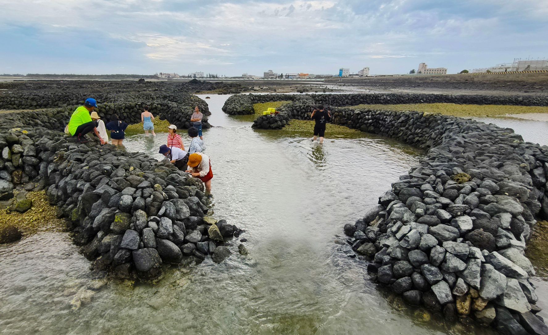 登上吉貝嶼來趟巡滬活動，探索潮間帶自然豐富的生態。(記者黃富貴攝)