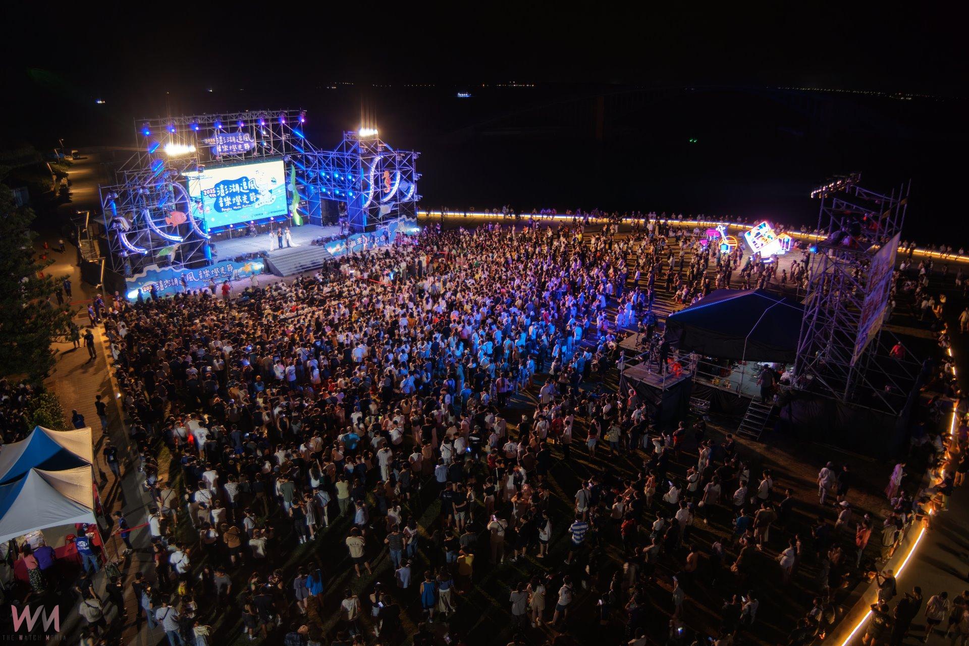2025澎湖追風音樂燈光節首場吸引近6000人入場，多組藝人勁歌熱舞嗨翻全場。((圖／澎管處提供)