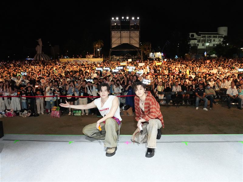 兄弟檔邱勝翊（右）、邱宇辰合體熱唱，重現JPM經典曲「365天」。（澎管處提供）